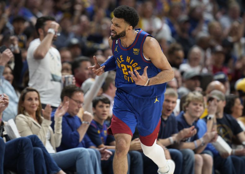 Jamal Murray, base de los Nuggets de Denver, festeja luego de encestar ante los Suns de Phoenix en el encuentro de playoffs disputado el sábado 29 de abril de 2023 (AP Foto/David Zalubowski)