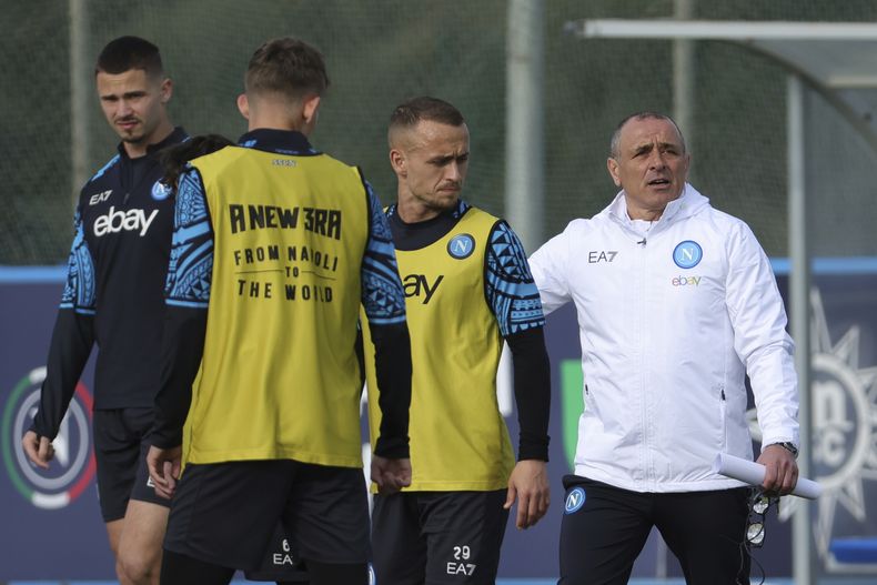 El técnico del Napoli Francesco Calzona (derecha) durante un entrenamiento, el martes 20 de febrero de 2024, en las afueras de Nápoles. (Alessandro Garofalo/LaPresse vía AP)