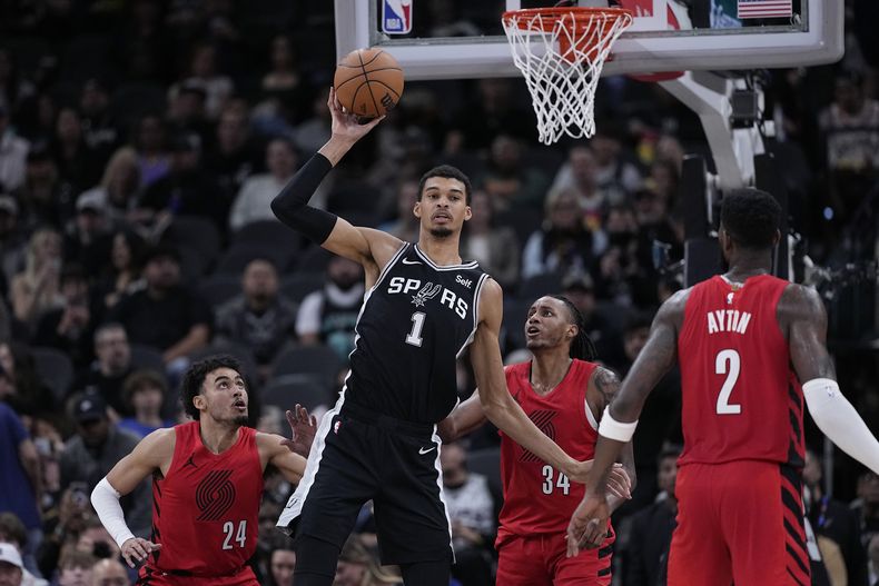 El pívot de los Spurs de San Antonio Victor Wembanyama (1) sostiene el balón mientras intenta atacar el aro ante los Rockets de Houston, en un juego de baloncesto de la NBA, el viernes 26 de enero de 2024. (AP Foto/Eric Gay)