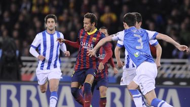 americateve | Neymar trata de filtrarse entre varios rivales de Real Sociedad el 22 de febrero del 2014 en San Sebasti&aacute;n, Espa&ntilde;a. Barcelona abon&oacute; 13,5 millones de euros al fisco espa&ntilde;ol dos d&iacute;as despu&eacute;s, adelant&aacute;ndose al
