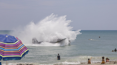el impresionante acuatizaje de emergencia de un avion de la segunda guerra mundial en una playa llena de gente en florida