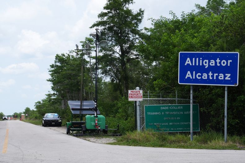 Un cartel del centro de detención de inmigrantes apodado “Alcatraz con Caimanes”, en Ochopee, Florida, el 11 de mayo del 2026. (AP foto/Marta Lavandier)