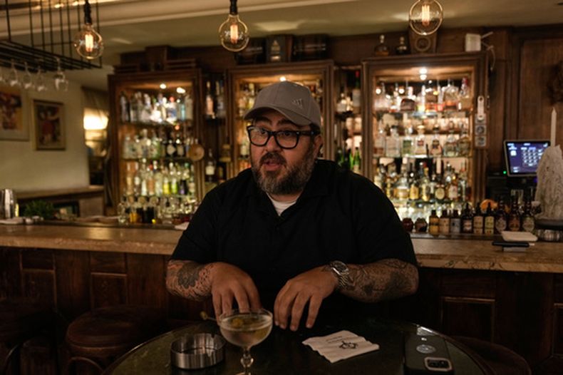 Riad Aboulteif, propietario de bares y restaurantes, habla en entrevista con The Associated Press en su bar de la calle Hamra en Beirut, el 5 de mayo de 2026. (AP Foto/Bilal Hussein)