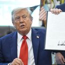 El presidente Donald Trump sostiene una orden ejecutiva firmada que requiere que el Departamento de Justicia investigue los casos de quema de banderas, en la Oficina Oval de la Casa Blanca, el lunes 25 de agosto de 2025, en Washington. (AP Foto/Evan Vucci)