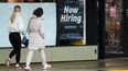 Una tienda solicita personal en Arlington Heights, Illinois, el 2 de abril del 2026. (AP foto/Nam Y. Huh)