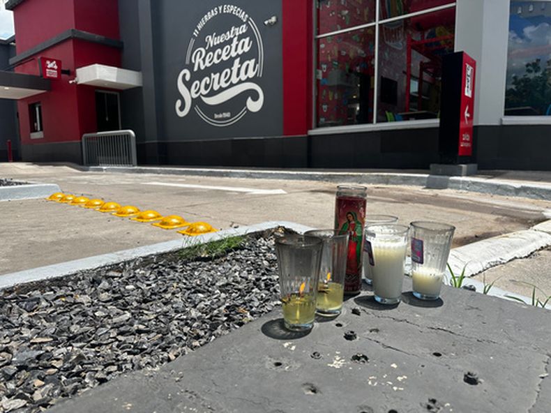 Veladoras cerca del lugar en donde el influencer César Gastélum fue asesinado la noche anterior, el miércoles 5 de agosto de 2026, en Culiacán, México. (AP Foto/Aaron Ibarra)