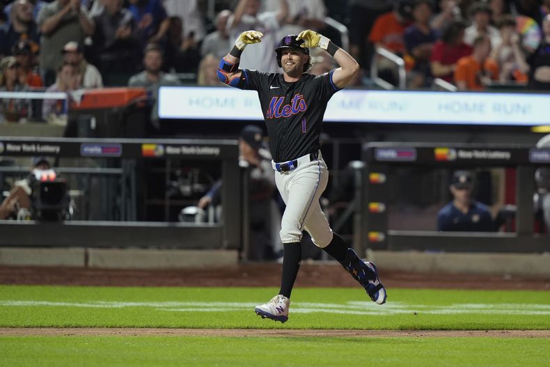 Jeff McNeil, de los Mets de Nueva York, festeja al recorrer las bases luego de batear un jonrón de tres carreras ante los Astros de Houston, el viernes 28 de junio de 2024 (AP Foto/Frank Franklin II)