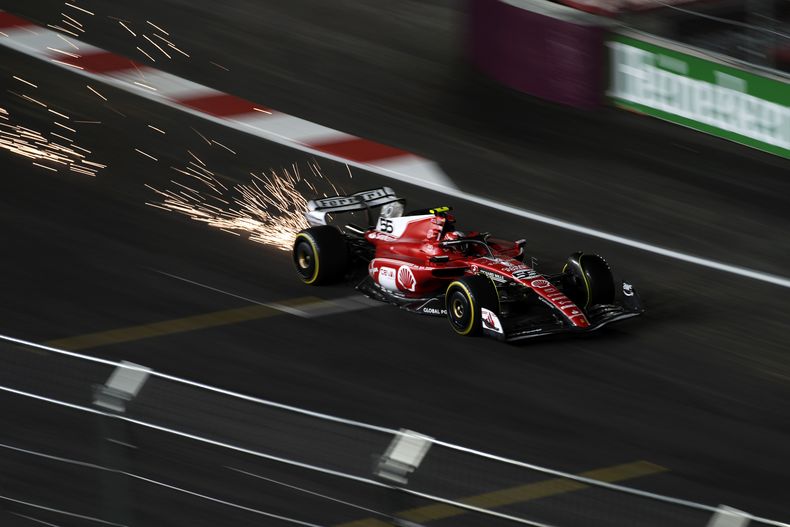 El español Carlos Sáinz conduce su Ferrari en la segunda práctica para el Gran Premio de Las Vegas de la Fórmula Uno, el viernes 17 de noviembre de 2023 (AP Foto/John Locher)