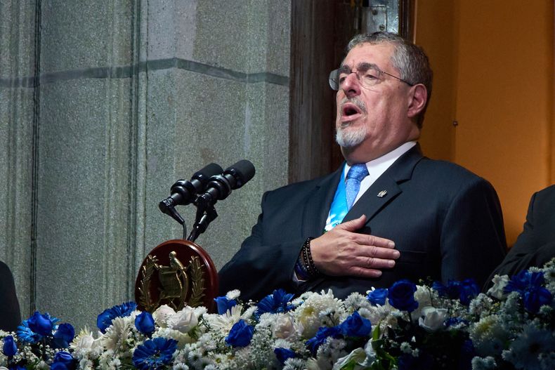 El presidente de Guatemala, Bernardo Arévalo, canta el himno nacional durante la celebración de un aniversario más de que Centroamérica se independizó de España, el día antes de la conmemoración del Día de la Independencia, el domingo 14 de septiembre de 2025, en Ciudad de Guatemala. (AP Foto/Moisés Castillo)