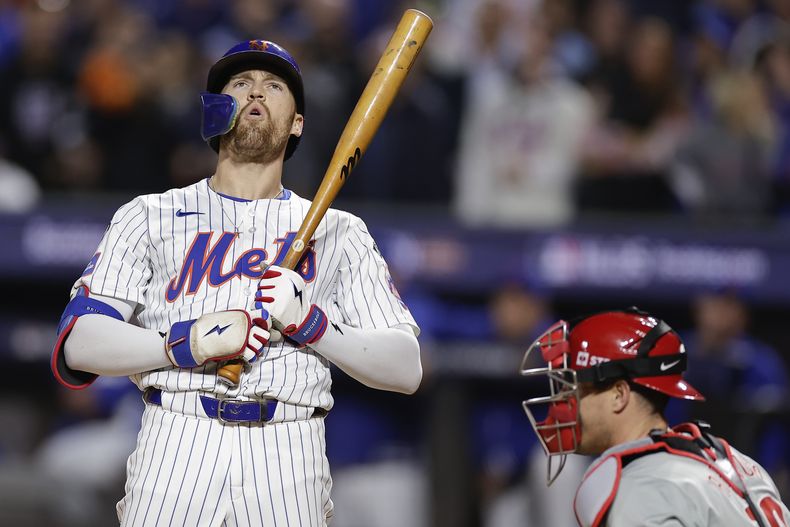 Brandon Nimmo, de los Mets de Nueva York, reacciona después de poncharse contra los Filis de Filadelfia con corredores en base durante la quinta entrada del Juego 4 de la serie de playoffs de béisbol de la Liga Nacional, el miércoles 9 de octubre de 2024, en Nueva York. (AP Foto/Adam Hunger)