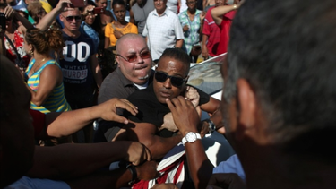arrestan en la habana a joven que saludaba llegada del crucero adonia