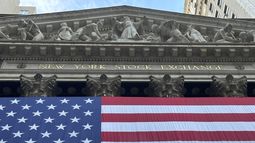 Esta fotografía muestra la fachada de Bolsa de Valores el miércoles 3 de julio de 2024, en Nueva York. (AP Foto/Peter Morgan)