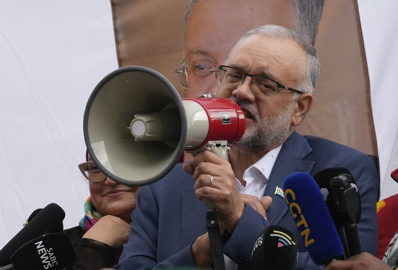 Ebrahim Rasool, quien fue embajador sudafricano en Estados Unidos antes de ser expulsado por el gobierno de Trump, habla a seguidores tras llegar al Aeropuerto Internacional de Ciudad del Cabo en Sudáfrica, el 23 de marzo del 2025. (AP foto/Nardus Engelbrecht)