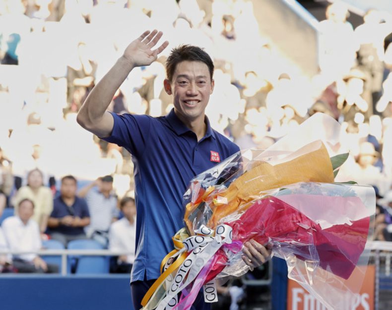 El japonés Kei Nishikori saluda a la afición tras el reconocimiento al quedar eliminado en la primera ronda del Abierto de Japón el jueves 1 de octubre del 2026. (Daiki Katagiri/Kyodo News via AP)