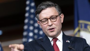 El republicano Mike Johnson, presidente de la Cámara de Representantes, habla con la prensa antes de una votación sobre una resolución para mantener al gobierno en funcionamiento, el martes 14 de noviembre de 2023, en el Capitolio en Washington. (AP Foto/J. Scott Applewhite)