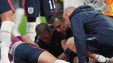 El inglés Jordan Henderson es auxiliado por el equipo médico del equipo tras lesionarse al celebrar la victoria de su equipo ante México en los octavos de final de la Copa Mundial el domingo 5 de julio del 2026. (AP Foto/Eduardo Verdugo)