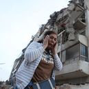 Una mujer pasa junto a un edificio dañado durante un terremoto en La Guaira, Venezuela, el jueves 25 de junio de 2026. (AP Foto/Pedro Mattey) Una mujer pasa junto a un edificio dañado durante un terremoto en La Guaira, Venezuela, el jueves 25 de junio de 2026. (AP Foto/Pedro Mattey)