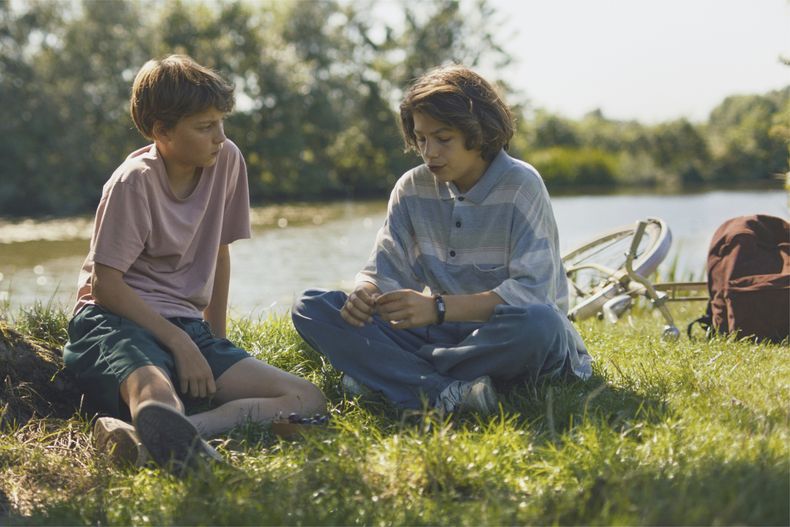 Esta imagen difundida por CineCaníbal muestra a Lou Goossens, a la izquierda, y a Marius De Saeger en una escena de Young Hearts.(CineCaníbal via AP)