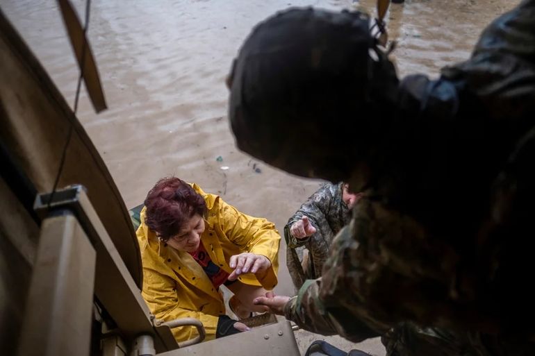 Miembros de la Guardia Nacional de Puerto Rico rescatan a una mujer varada en su casa después del huracán Fiona en Salinas