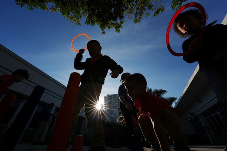 ARCHIVO – Varios niños juegan después del horario de clases en el programa Head Start en Easterseals South Florida, el 29 de enero de 2025, en Miami. (AP Foto/Rebecca Blackwell, Archivo)