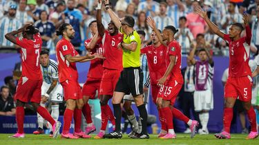 Los jugadores de Suiza discuten con el árbitro portugués Joao Pinheiro, quien muestra una segunda tarjeta amarilla a Breel Bemolo (7) en el partido de cuartos de final de la Copa del Mundo ante Argentina, el sábado 11 de junio de 2026, en Kansas City, Missouri (AP Foto/Ed Zurga)