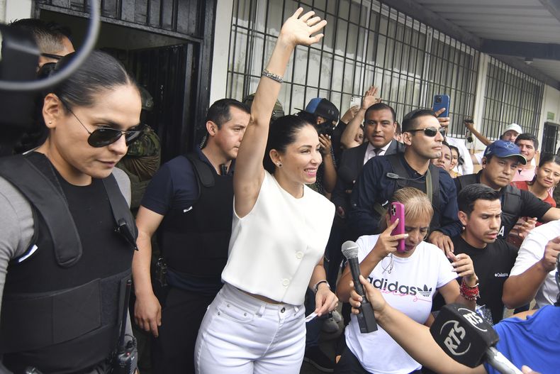 Luisa González, candidata presidencial del Movimiento Revolución Ciudadana, saluda después de votar en Canuto, Ecuador, el domingo 9 de febrero de 2025. (Foto AP/Jairo Mendoza)
