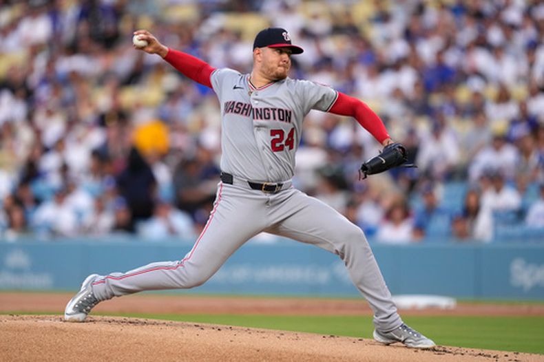 Cade Cavalli de los Nacionales de Washington lanza contra los Dodgers de Los Ángeles, el sábado 5 de septiembre de 2026, en Los Ángeles. (AP Foto/Mark J. Terrill)