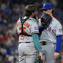 Adley Rutschman, izquierda, de los Orioles de Baltimore, habla con Jacob Latz, de los Rangers de Texas, en la séptima entrada del Juego de Estrellas del béisbol de Grandes Ligas, el martes 14 de julio de 2026, en Filadelfia. (AP Foto/Matt Slocum)