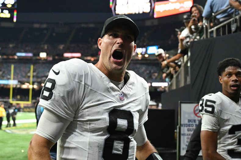 Kirk Cousins, quarterback de los Raiders de Las Vegas, festeja la victoria sobre los Saints de Nueva Orleáns el domingo 27 de septiembre de 2026 (AP Foto/Gerald Herbert)