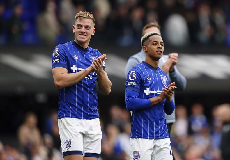 Liam Delap (izquierda) y Omari Hutchinson de Ipswich Town tras el empate 2-2 contra Aston Villa en la Liga Premier, el domingo 29 de septiembre de 2024, en Ipswich. (Zac Goodwin/PA vía AP)