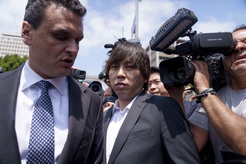 Ippei Mizuhara, el antiguo intérprete de Shohei Ohtani en las Grandes Ligas, se marcha de un tribunal federal tras una audiencia de cargos, el martes 14 de mayo de 2024, en Los Ángeles. (AP Foto/Eric Thayer)