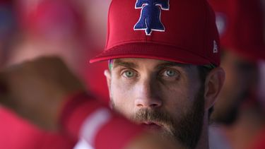 Bryce Harper, primera base de los Filis de Filadelfia, camina en el dugout durante el juego de pretemporada ante los Bravos de Atlanta, el miércoles 28 de febrero de 2024, en Clearwater, Florida (AP Foto/Charlie Neibergall)