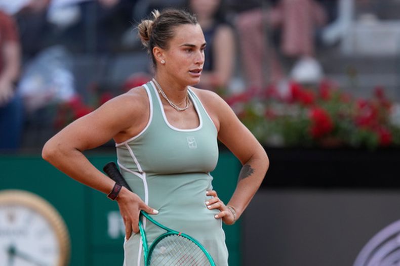 La bielorrusa Aryna Sabalenka reacciona tras perder ante la rumana Sorana Cirstea en el Abierto de Italia el sábado 9 de mayo del 2026. (AP Foto/Alessandra Tarantino)