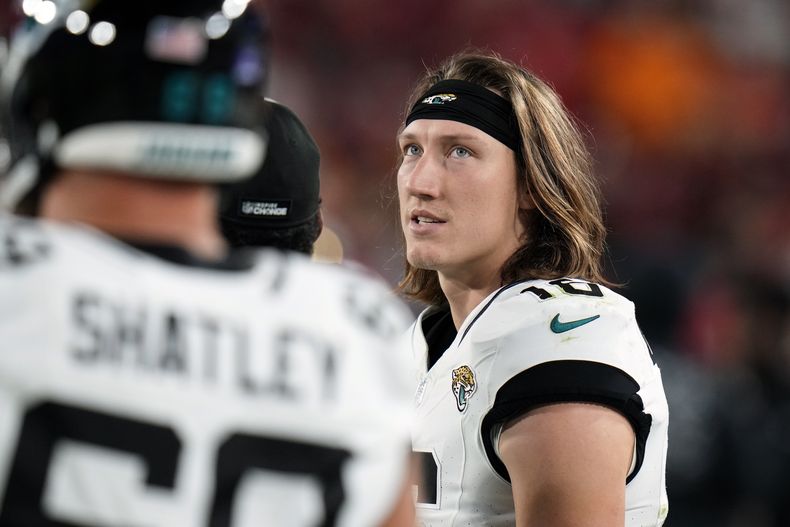 El quarterback de los Jaguars de Jacksonville Trevor Lawrence (16) sereno en el banquillo luego de lesionarse en la segunda mitad del juego de la NFL ante los Buccaneers de Tampa Bay, el domingo 24 de diciembre de 2023, en Tampa, Florida. (AP Foto/Chris OMeara)