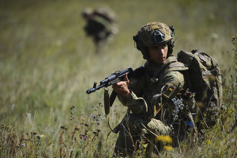 En esta imagen, tomada el 19 de agosto de 2025 y distribuida por el servicio de prensa de la 127ma Brigada Separada de Defensa Territorial, soldados de entre 18 y 24 años realizan formación militar cerca de Járkiv, Ucrania. (Anatolii Lysianskyi/127ma Brigada Separada de Defensa Territorial vía AP)