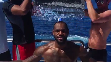 americateve | El jugador de basquetbol de los Cavaliers de Cleveland, Lebron James, este domingo se sumó al reto #IceBucketChallenge, que busca recaudar dinero para combatir la enfermedad de esclerosis, también llamada ALS (por sus siglas en inglés).