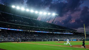 Vinnie Pasquantino, de los Reales de Kansas City, recorre las bases tras conectar un jonrón solitario durante la séptima entrada de un partido de béisbol contra los Rangers de Texas, el martes 19 de agosto de 2025, en Kansas City, Misuri. (Foto AP/Charlie Riedel)
