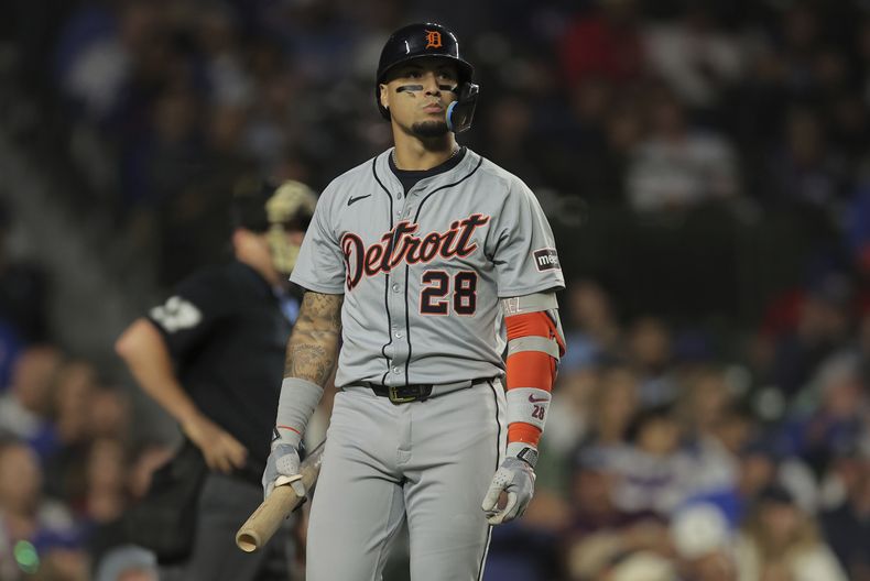 Javier Báez, de los Tigres de Detroit, camina de regreso al dugout después de poncharse por tercera vez en la séptima entrada del juego de béisbol en contra de los Cachorros de Chicago, el martes 20 de agosto de 2024, en Chicago. (AP Foto/Melissa Tamez)