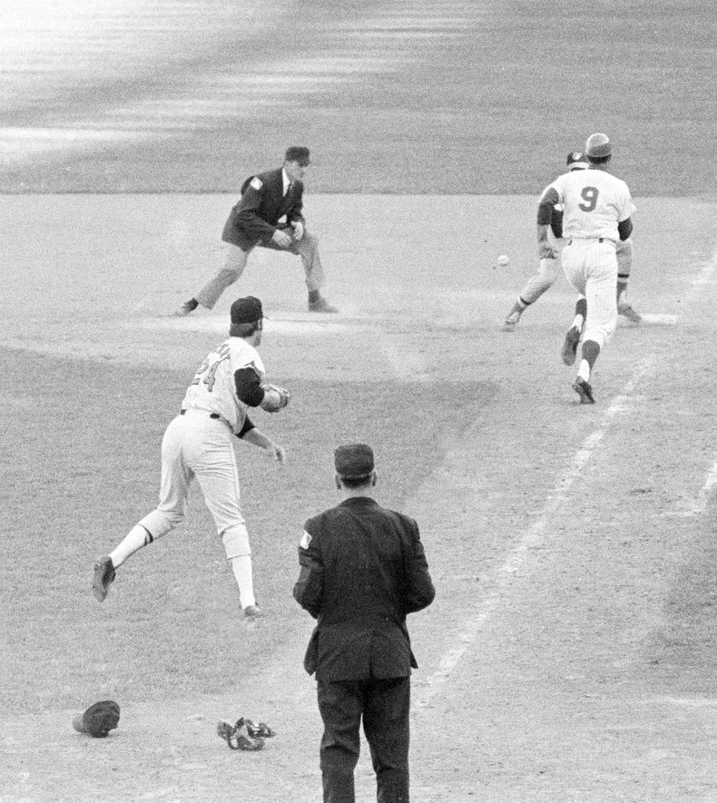 ARCHIVO - J.C. Martin corre a la inicial mientras Pete Picher lanza hacia esa base en el cuarto juego de la Serie Mundial de 1969 en el Seha Stadium, el 15 de octubre (AP Foto/archivo)