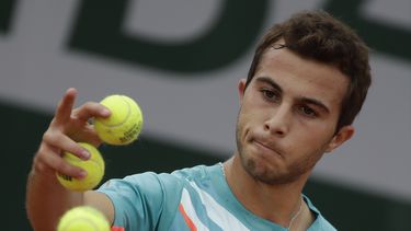 ARCHIVO - Hugo Gaston se aprestar a sacar ante Yoshihito Nishioka en la segunda ronda del Abierto de Francia, el miércoles 30 de septiembre de 2020, en París. (AP Foto/Alessandra Tarantino)