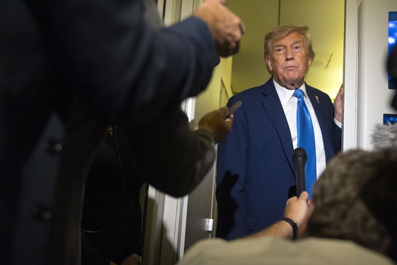 El presidente Donald Trump le habla a reporteros a bordo del Air Force One, viajando desde Calgary, Canadá a la Base Aérea Andrews en Maryland, el 16 de junio del 2025. (AP foto/Mark Schiefelbein)