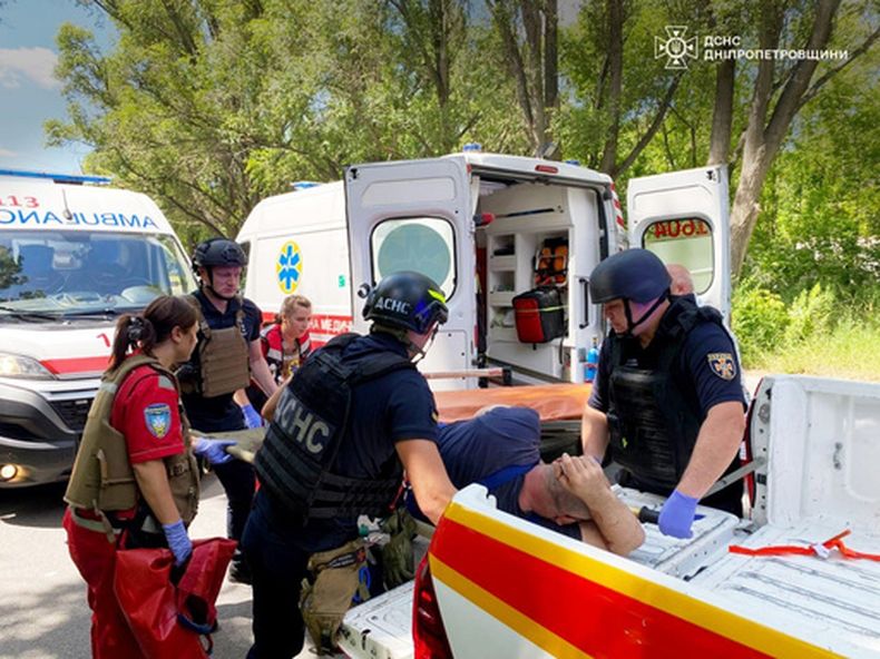 Foto entregada por los Servicios de Emergencia de Ucrania el 29 de junio del 2026 que muestra a rescatistas en el lugar de un ataque ruso en la región de Dnipropetrovsk en Ucrania. (Servicios de Emergencia de Ucrania via AP)