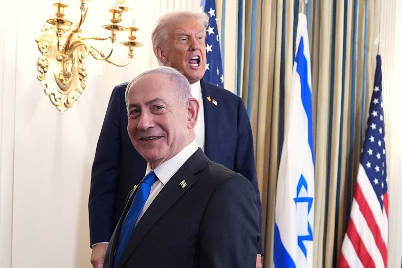 El presidente Donald Trump habla al salir de una conferencia de prensa con el primer ministro israelí Benjamin Netanyahu, en primer plano, en el Comedor de Estado de la Casa Blanca, el lunes 29 de septiembre de 2025, en Washington. (AP Foto/Evan Vucci)