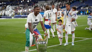 ARCHIVO - El defensor David Alaba del Real Madrid posa con el trofeo tras la victoria ante Liverpool en la final de la Liga de Campeones, el 28 de mayo de 2022, en París. (AP Foto/Kirsty Wigglesworth)