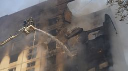 Bomberos combaten un incendio después de que una bomba guiada rusa impactó un edificio residencial, el viernes 30 de agosto de 2024, en Járkiv, Ucrania. (AP Foto/Andrii Marienko)