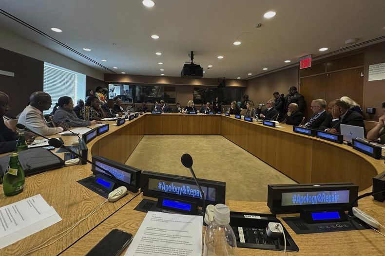 Esta foto sin fecha proporcionada por Gabrielle Blackwood muestra a la moderadora Laura Trevelyan durante una reunión de descendientes de dueños de esclavos y esclavos en antiguas colonias británicas en el Caribe en la sede de la ONU. (Gabrielle Blackwood vía AP)