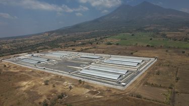 ARCHIVO - Esta fotografía aérea del 5 de marzo de 2023 muestra una enorme cárcel de nombre Centro de Confinamiento del Terrorismo (CECOT), en Tecoluca, El Salvador. En días posteriores esta prisión recibió presuntos pandilleros venezolanos deportados por Estados Unidos. (AP Foto/Salvador Melendez, archivo)