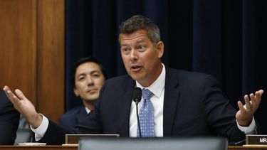 ARCHIVO - El representante republicano de Wisconsin Sean Duffy habla durante una vista el 18 de julio de 2018 en el Capitolio en Washington. El presidente electo Donald Trump ha nominado a Duffy como secretario de Transportes. (AP Foto/Jacquelyn Martin, Archivo)