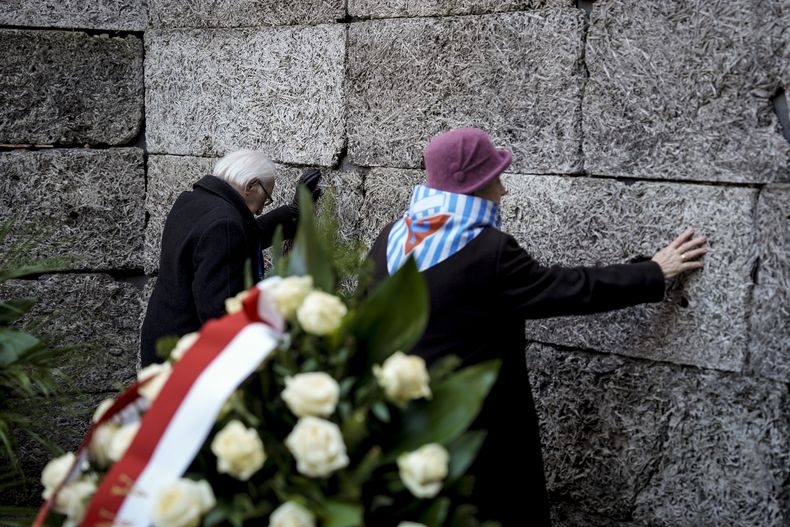 Sobrevivientes y familiares asisten a una ceremonia en el antiguo campo de concentración y exterminio nazi de Auschwitz-Birkenau, en Oswiecim, Polonia, el lunes 27 de enero de 2025.(AP foto/Oded Balilty)