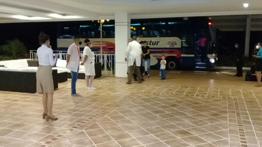 rehenes en cuba: turistas rusos aislados en cayo coco se quejan del confinamiento